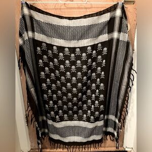 Large black and white skull scarf 💀